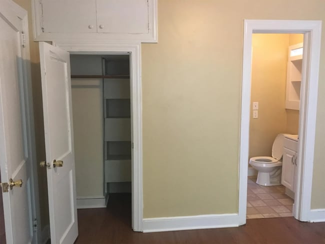 Building Photo - Beautiful 2 Bedroom 1 Bathroom Home with S...