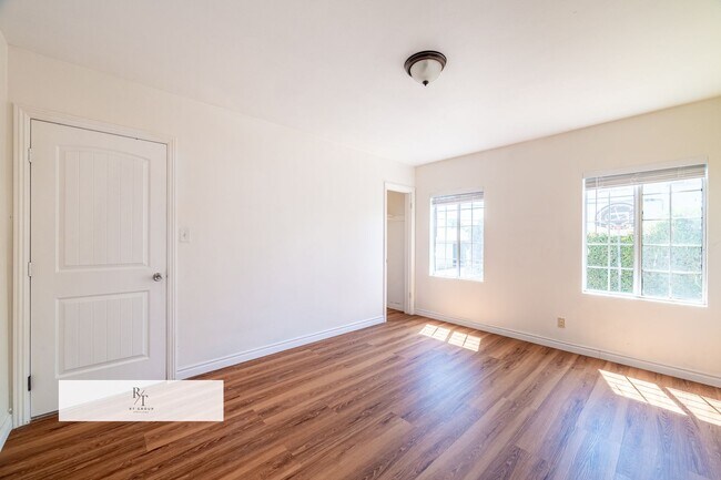 Building Photo - Prime Location Apartment with Remodeled Ki...