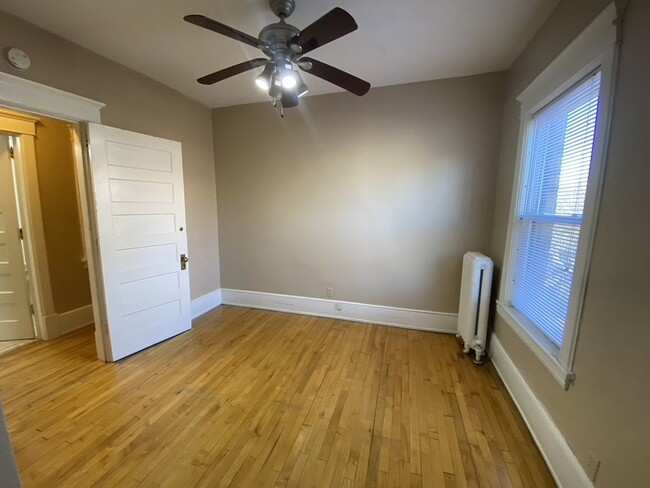 Building Photo - Upper level Corner Unit 1 Bed 1 Bath near ...