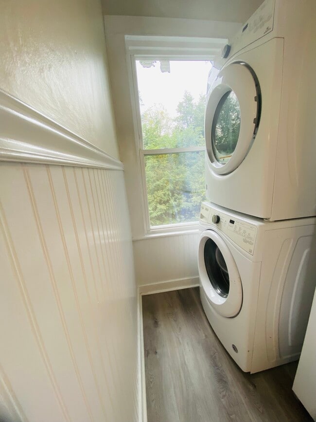 Building Photo - 7 Maple St