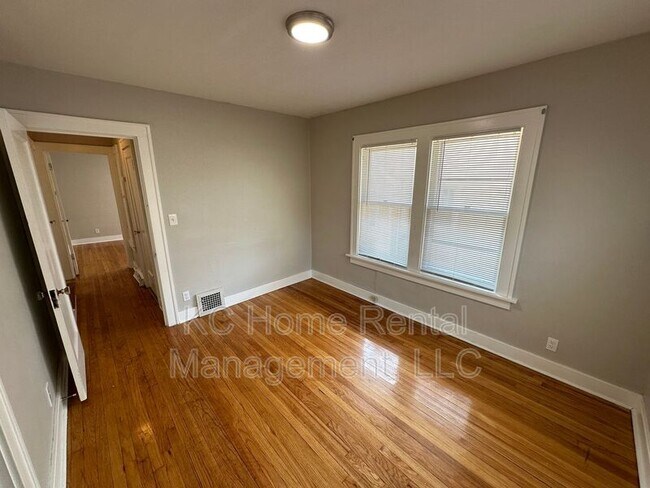 Building Photo - 402 Van Brunt Blvd