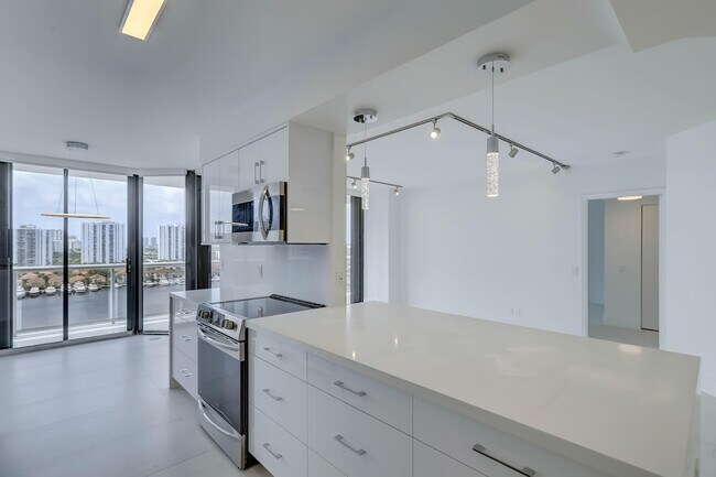 Building Photo - 3640 Yacht Club Dr