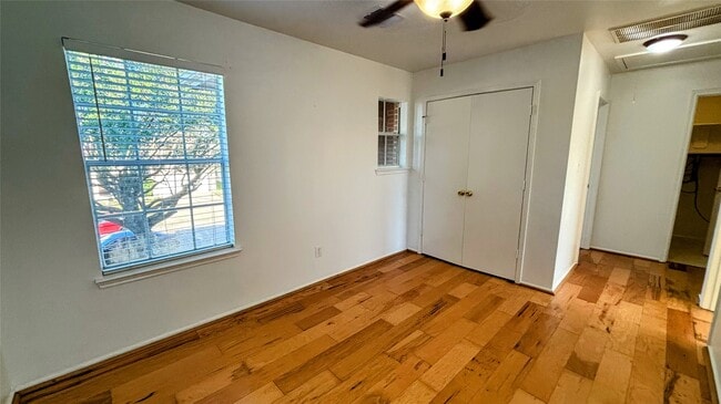 Building Photo - 5819 W Harrow Dr