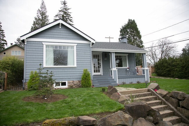 Building Photo - Charming Multnomah Village Remodeled Cottage