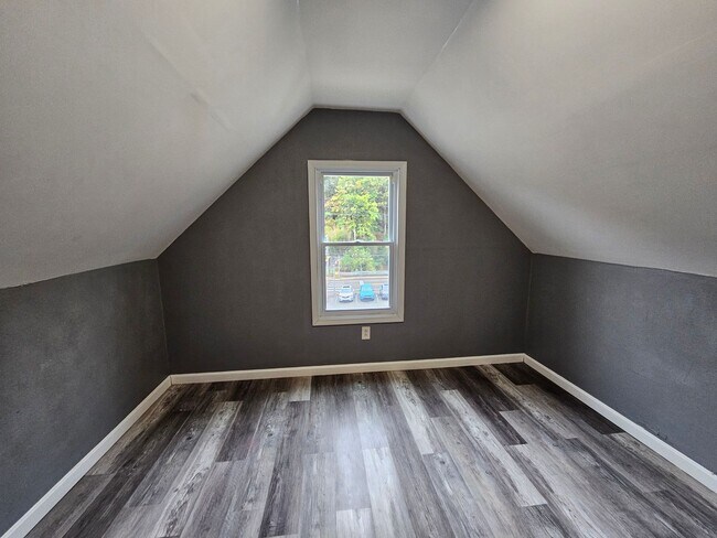 Building Photo - Spacious 5 bedroom 1.5 bathrooms for rent in Hays!