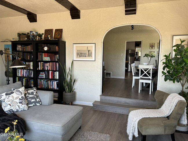 Building Photo - 3921 Pershing Dr