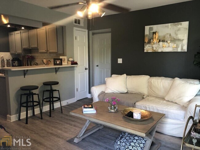 Building Photo - 210 Sampson St NE