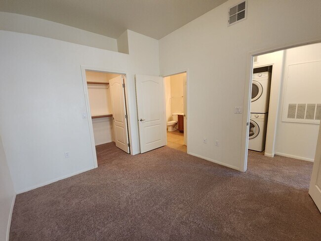 Building Photo - Beautiful 2 Bedroom / 2 Bath 1st floor Condo Unit in Sunset Cliffs.