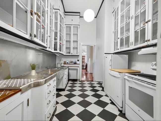 Building Photo - 93 Beacon St