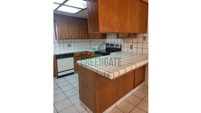 Building Photo - NOW AVAILABLE! Make this spacious 4 bedroo...