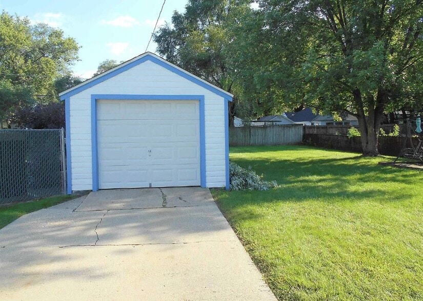 single car garage - 915 Marie Ave