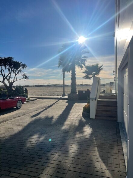 Just a few Steps to the Beach - 5111 Ocean Front Walk