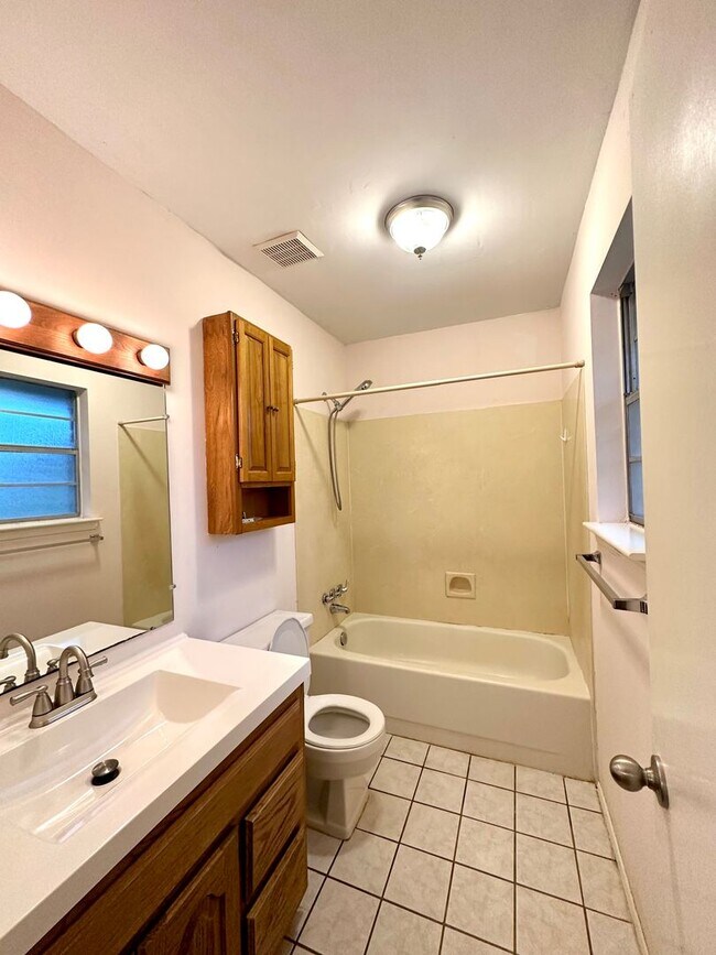 Building Photo - 3BR 2BA House in South River Oaks
