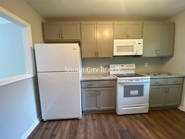 Building Photo - 1905 Hermosa St