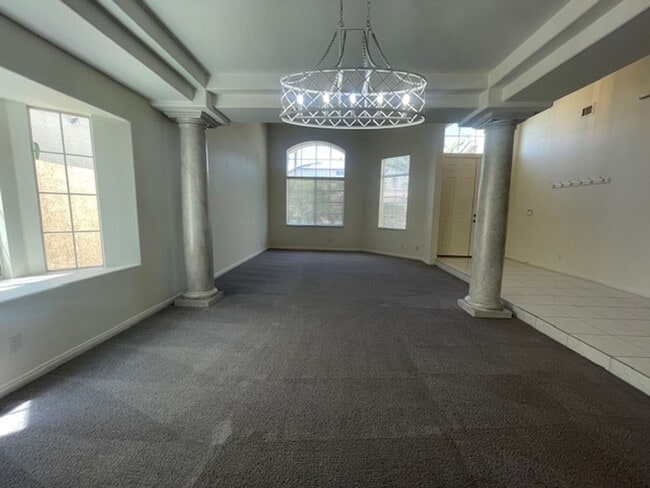 Building Photo - FANTASTIC SPACIOUS HOME LOCATED IN GATED C...