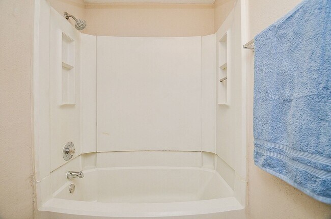 Building Photo - 2255 Braeswood Park Dr