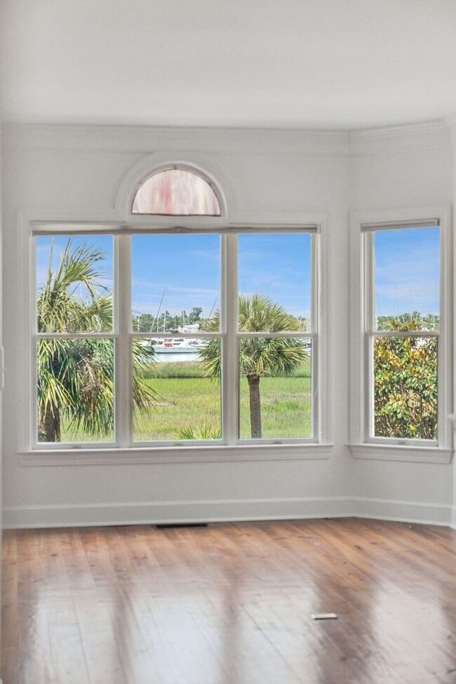 Building Photo - Move In Ready Waterfront Townhome in Downt...