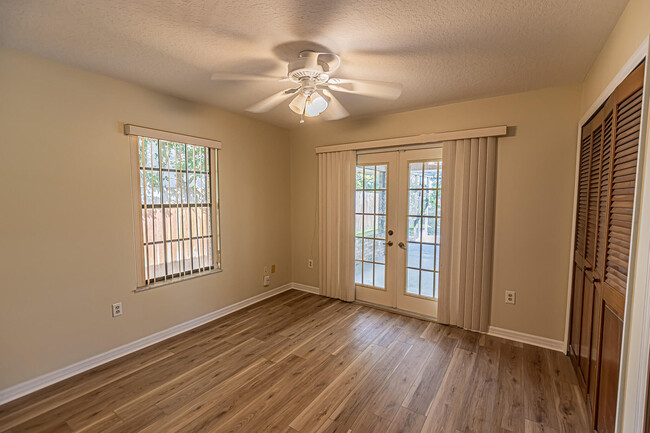Building Photo - 409 SW Whitmore Dr