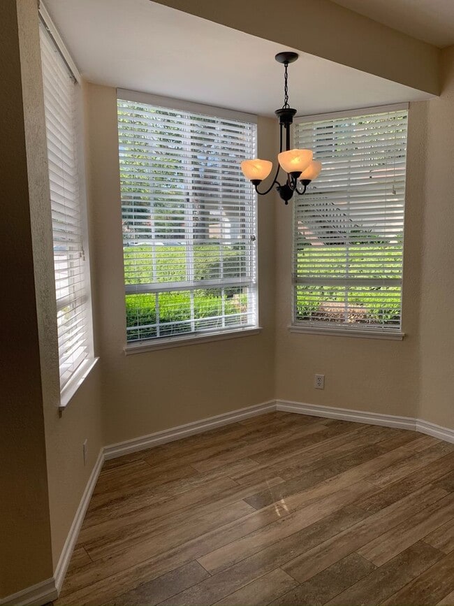 Building Photo - 2 bed / 2 bath unit in RSM available August 6th!!