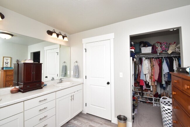 Building Photo - Spacious 5 Bed in Herriman Home in Prime Location!