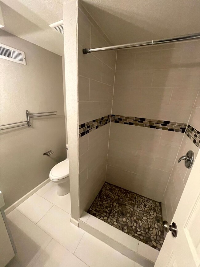 Building Photo - Fully Updated 4 Bedroom Home With Finished...