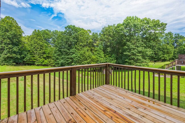 Building Photo - Newly renovated 2bd/1.5 bath end unit town...