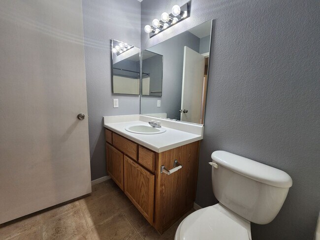 Building Photo - HENDERSON: 3 bed/2.5 bath Townhome with Spacious Kitchen, Private Backyard, Large Primary Suite &...