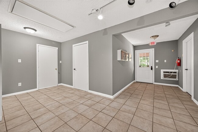 Building Photo - 19002 Mirror Lake Dr