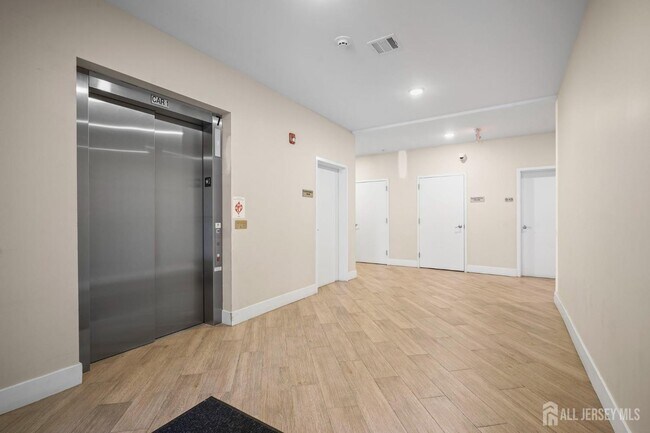 Building Photo - 723 Lorhan Dr