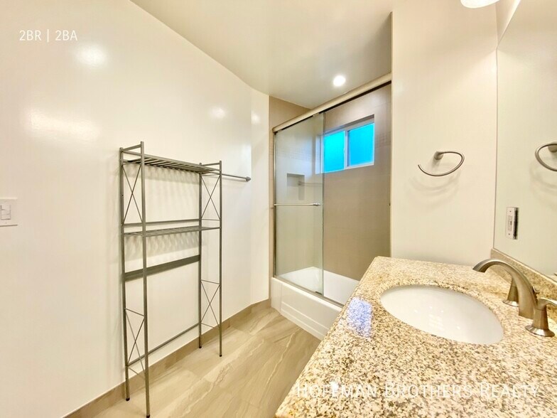 Building Photo - 1830 N La Brea Ave