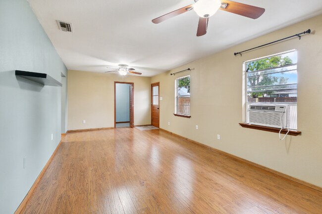 Building Photo - 420 Moss Ln