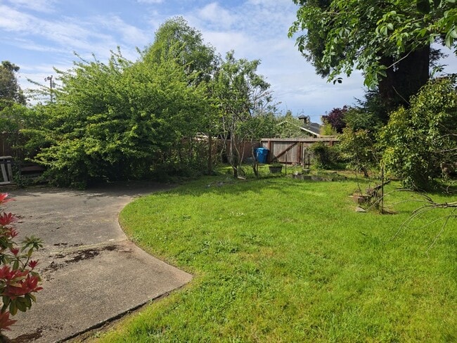 Building Photo - 3BD/2BA Eureka home is close to Sequoia Park, boasts infrared sauna!