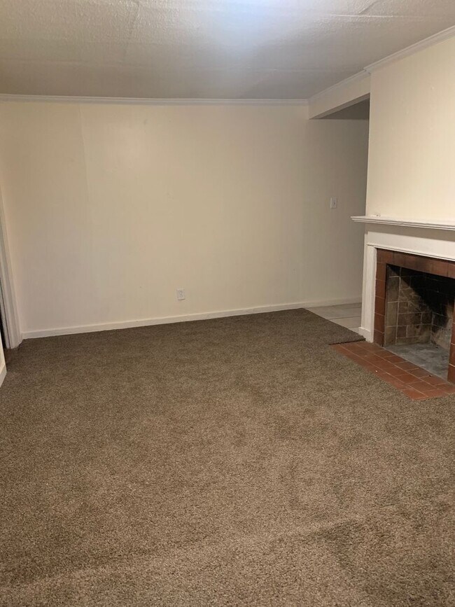 Building Photo - 2 bedroom house in Midtown accross the street from Denton Park!