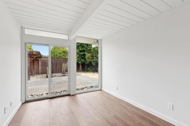 Building Photo - Eichler Mid-Century Home, Newly Renovated