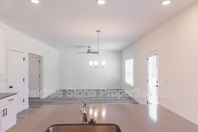 Building Photo - 3362 Skyland Dr