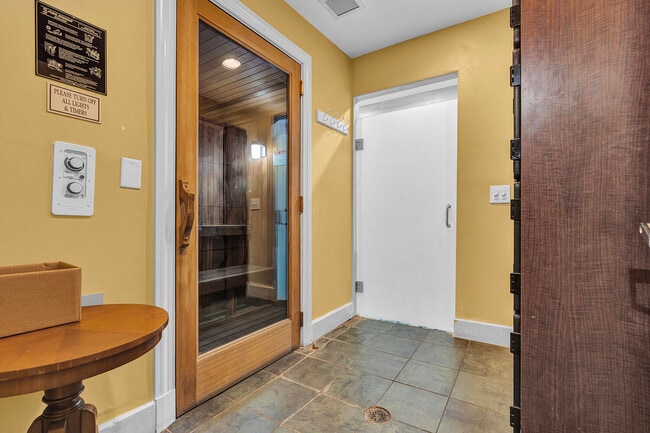 Building Photo - 802 W Windward Way