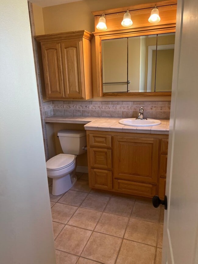 Building Photo - Custom home 1 block to ocean