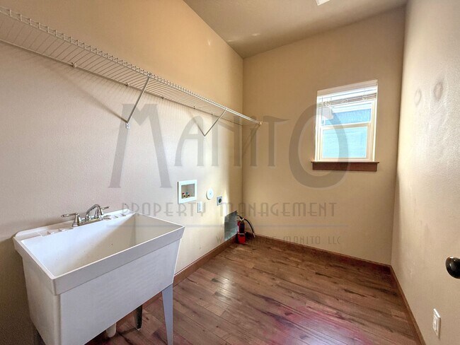 Building Photo - Spacious Home With Stunning Sunset Views