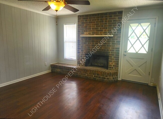 Building Photo - **Discover Your Dream Home: Spacious 4-Bed...
