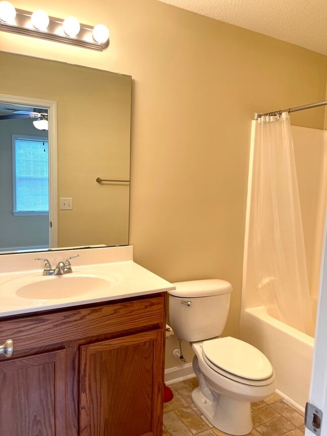 Building Photo - Charming 2BR Townhome Minutes from Hwy 172 Back Gate