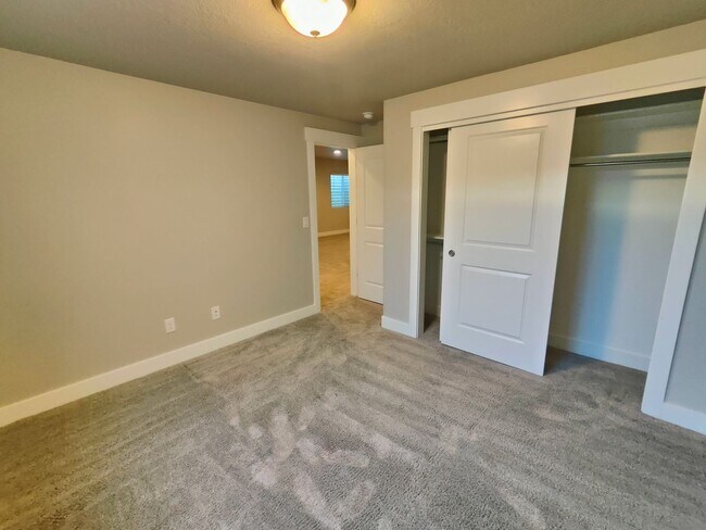 Building Photo - Spacious 6 Bed, 3.5 Bath Home in Clinton, UT
