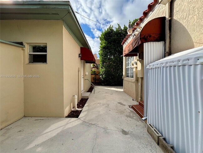 Building Photo - 1654 SW 14th Terrace