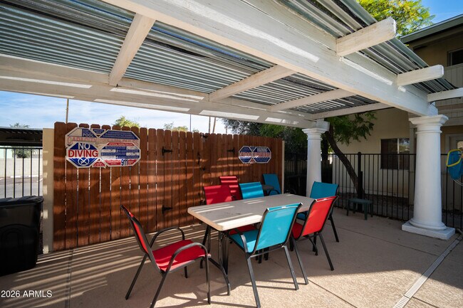 Building Photo - 729 W Coolidge St