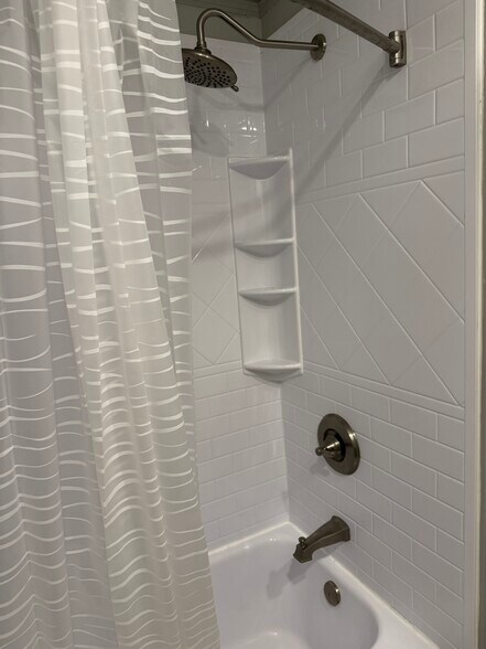 Building Photo - 212 White Oak St