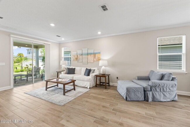 Building Photo - 121 Thistleton Wy