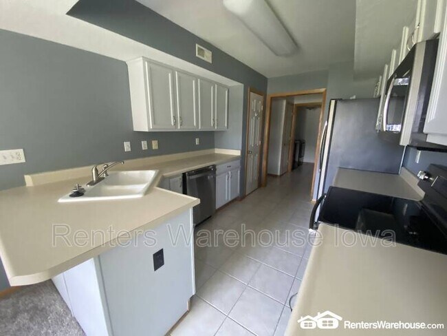 Building Photo - 2100 Meadow Chase Ln