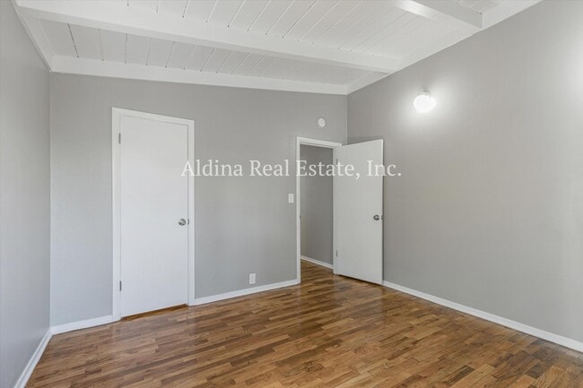 Building Photo - Private Country Setting!