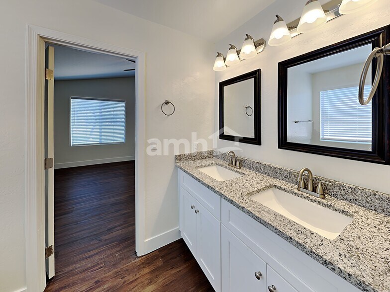 Building Photo - 7457 E Laguna Azul Ave