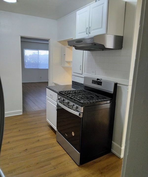 Building Photo - 819 N Dos Robles Pl