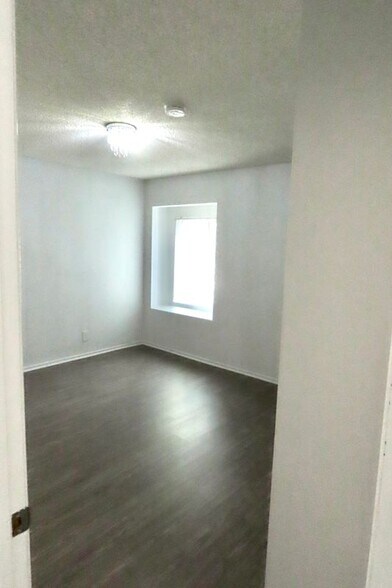 Building Photo - 1103 W Angeleno Ave